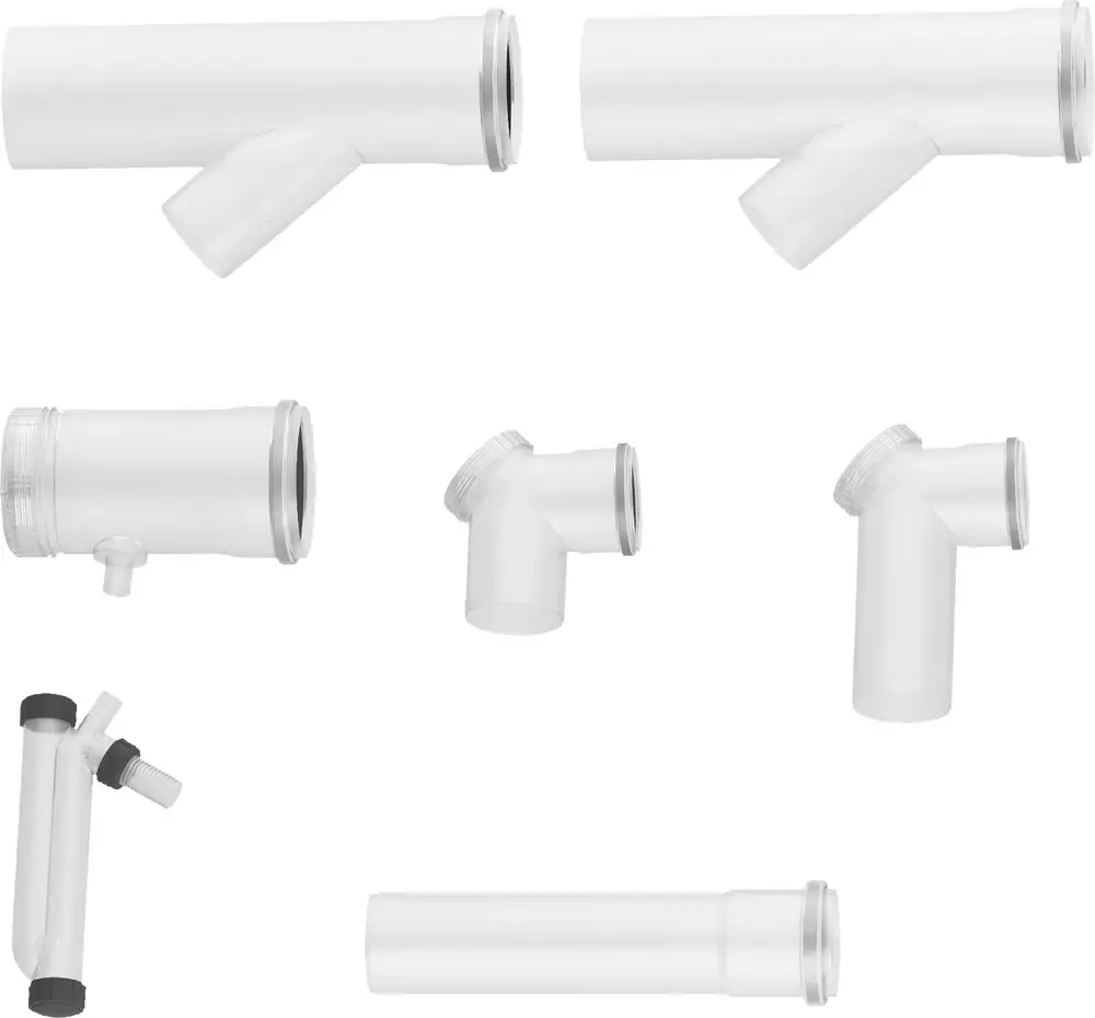 Verschiedene weiße Kunststoffrohre und Anschlussstücke zur Abgasinstallation, geeignet für Systeme von Bosch. Zubehörteile in unterschiedlichen Formen und Längen.